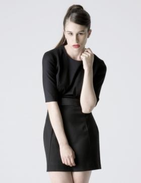 Foto Vestido negro en lana con mini cinturón en cuero.
