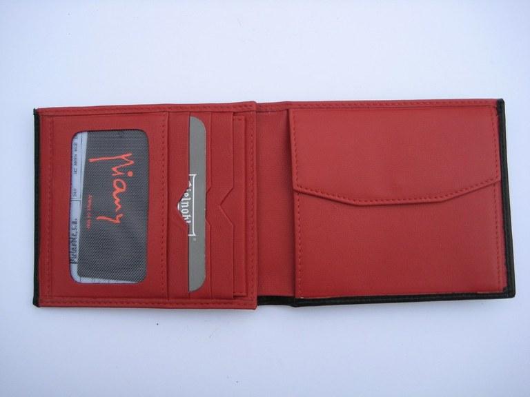 Foto 


Billetero pielnoble con monedero,6 tarjetas mc 340 negro/rojo

