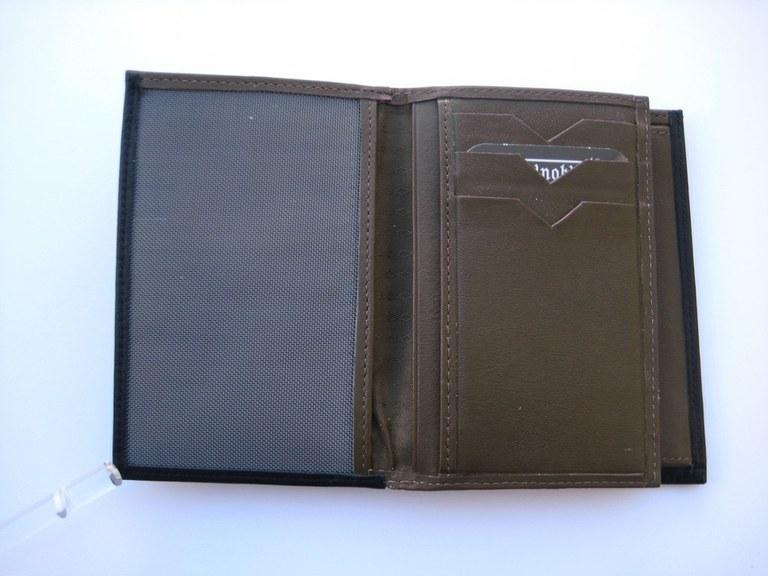 Foto 


Billetero pielnoble monedas y 4 tarjetas mc 208 negro/kaki

