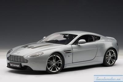 Foto 1:18, Aston Martin V12 Vantage 2010 (silver). Autoart 70206