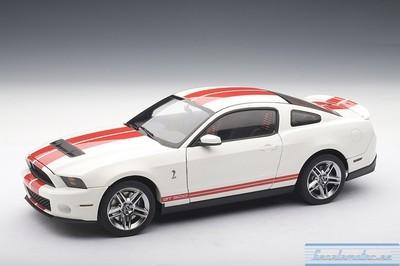 Foto 1:18, Ford Shelby Gt500 2010 (performance White/red Stripe). Autoart 72919
