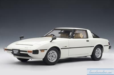 Foto 1:18, Mazda Savanna Rx-7 (sa) Gt-limited (aurora White) 1978. Autoart 75882