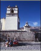 Foto 10 x 8 pulg imprimir of Familia quechua fuera Iglesia del pueblo...