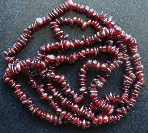 Foto 5-8mm de color rojo granate de forma libre 34 cuentas