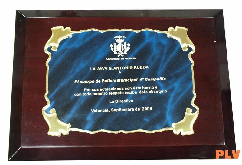 Foto Añadir escudo o anagrama a una placa de homenaje