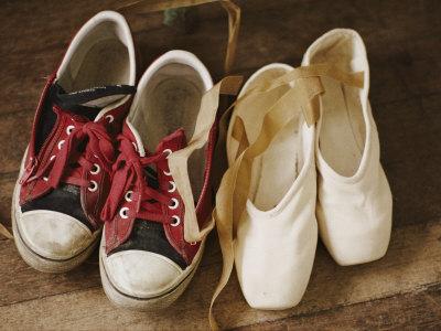 Foto A Pair of Tennis Shoes with Red Laces Sits Next to a Pair of Ballet Slippers, Jodi Cobb - Laminas