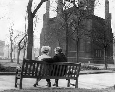 Foto A young couple enjoy a cuddle on a park.. - 100% Cotton Premium T- ...