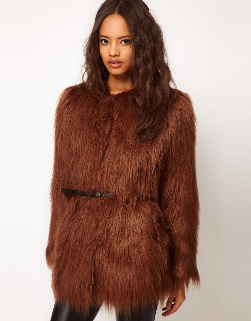 Foto Abrigo de pelo sintético con cinturón de ASOS Marrón