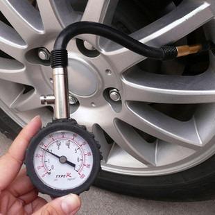 Foto aire profesional del neumático de coche manómetro