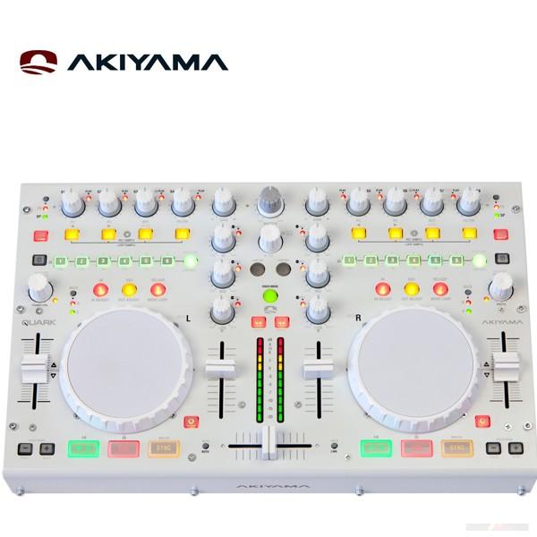 Foto Akiyama Quark. Controladora DJ USB / MIDI