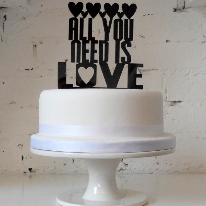 Foto All you need is love, decoración de tarta