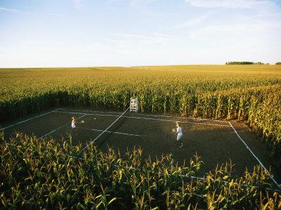 Foto An Umpire Watches a Game on a Tennis Court Carved from a Cornfield, Joel Sartore - Laminas