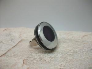 Foto anillo metalico y resina interior violeta