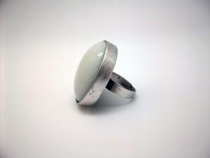 Foto anillo ovalado metal y resina blanco