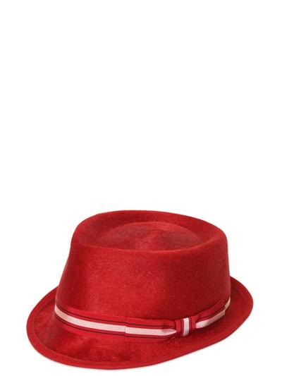 Foto anthony peto gorro de melusina hecho a mano