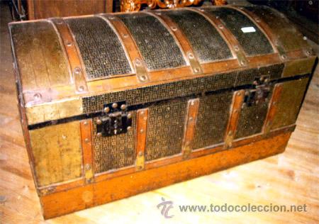 Foto antiguo baul de chapa y madera,todo original y sello de la casa