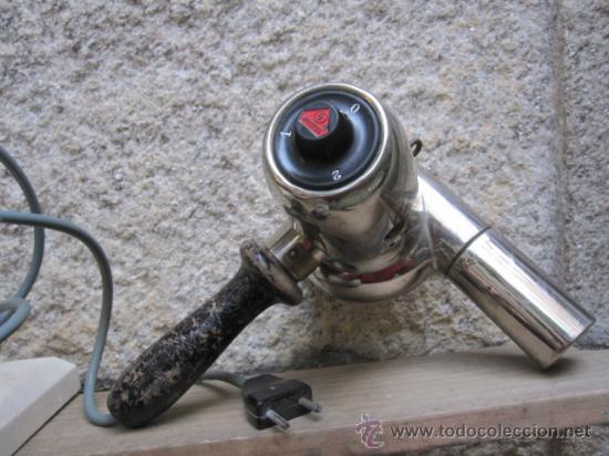 Foto antiguo secador de pelo marca protos funcionando a 150 voltios