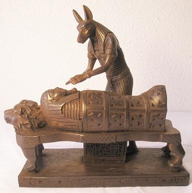 Foto Anubis, dios egipcio -chacal- embalsamiento