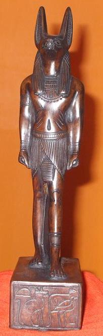 Foto Anubis, dios egipcio -chacal- figura t2