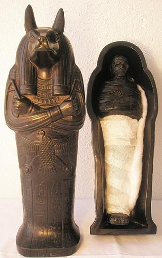 Foto Anubis, dios egipcio -chacal- sarcofago -grande-