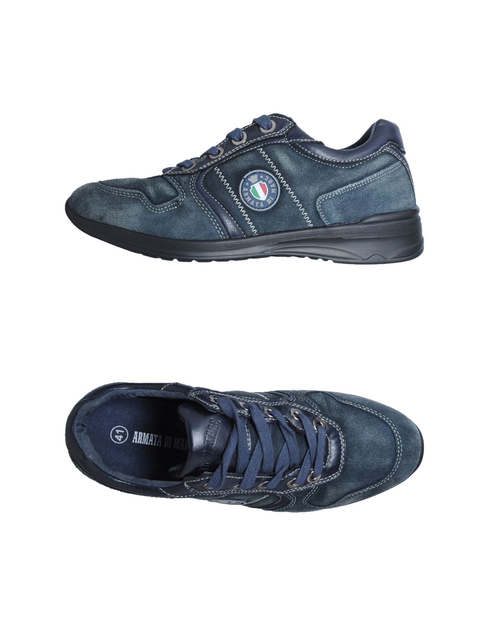 Foto armata di mare sneakers

