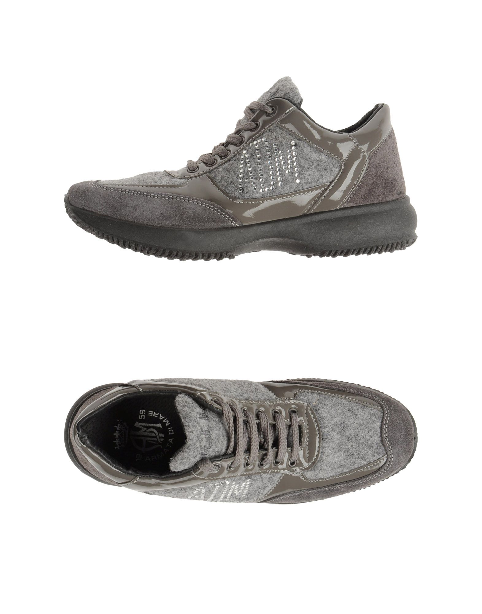 Foto armata di mare sneakers
