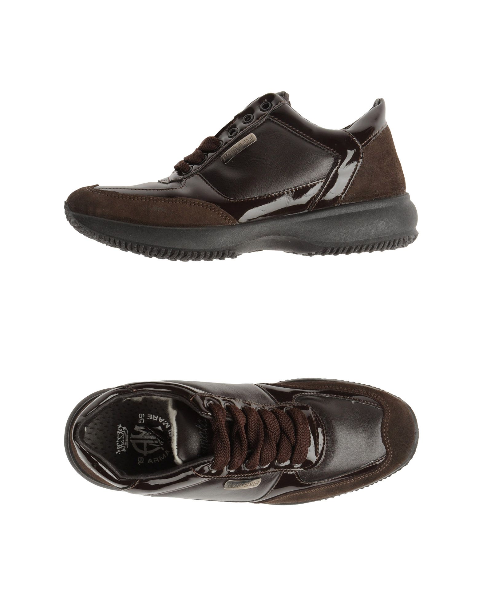Foto armata di mare sneakers
