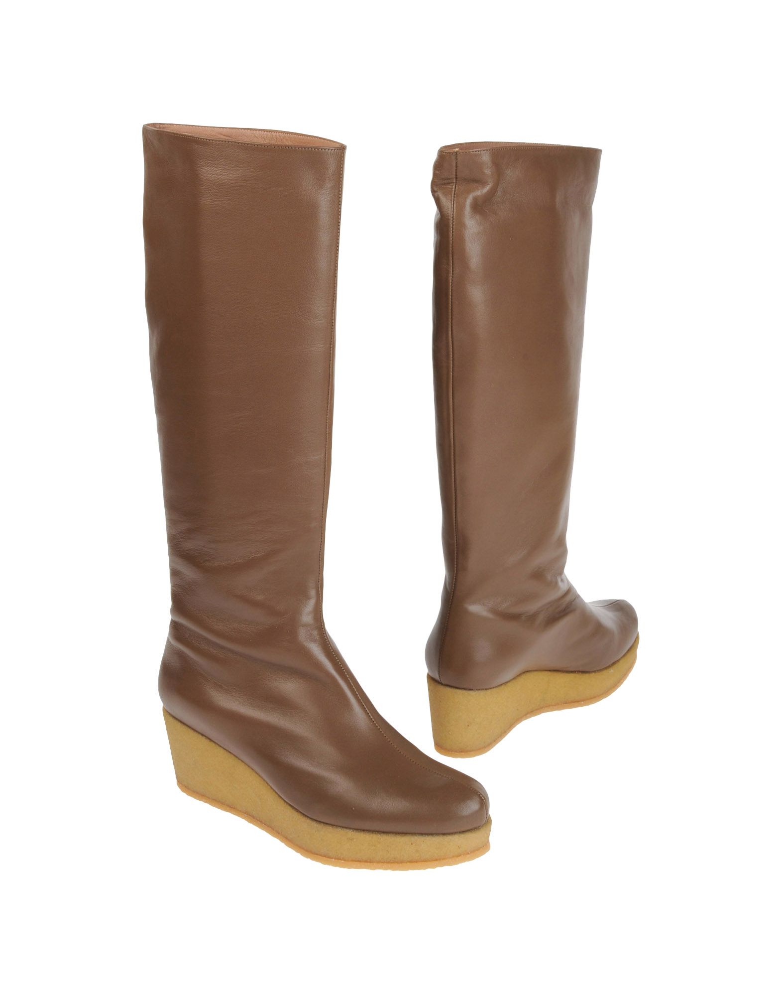 Foto avril gau botas de tacón
