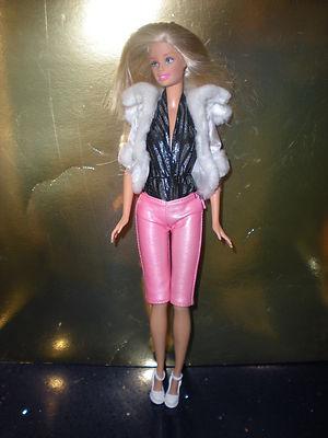 Foto Barbie Chaqueta Blanca Y Pantalon Rosa Original Mattel