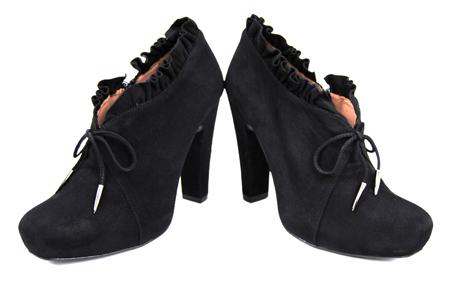 Foto blucher de ante negro con volantes