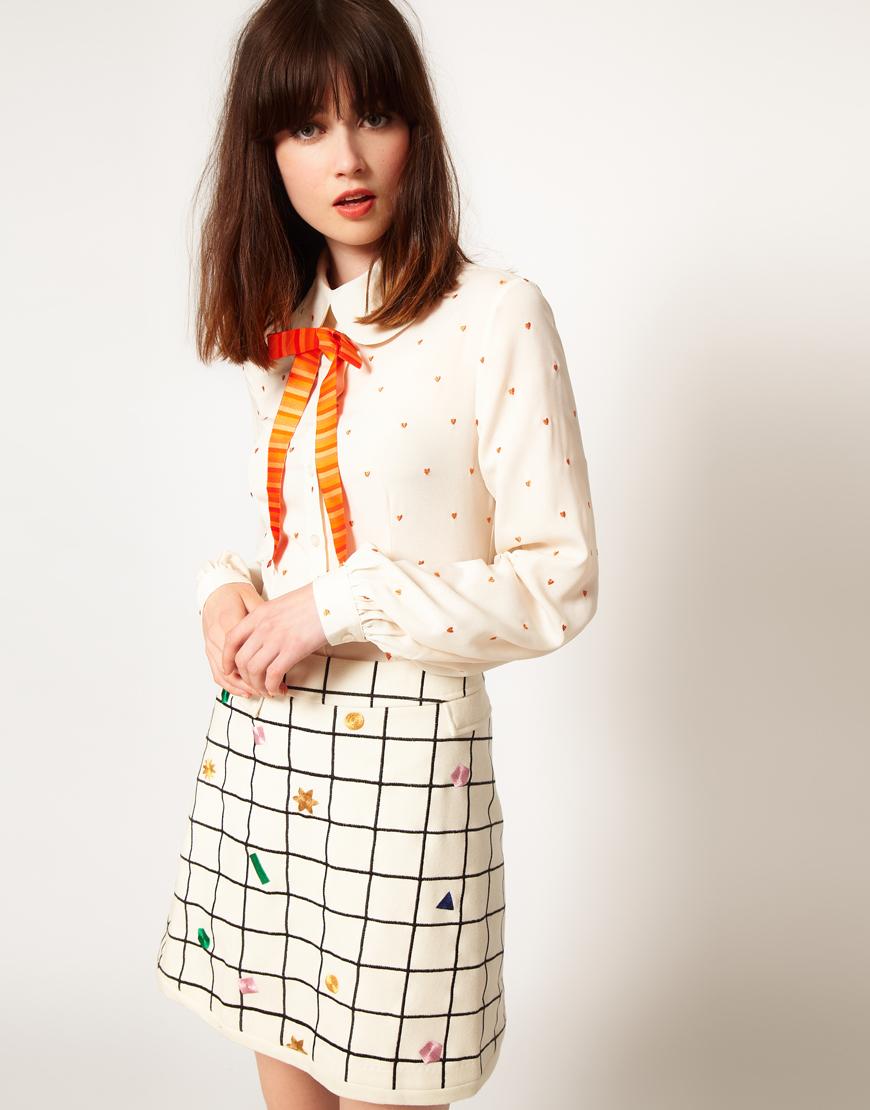 Foto Blusa con lazo al cuello y corazones bordados de Nishe Crema