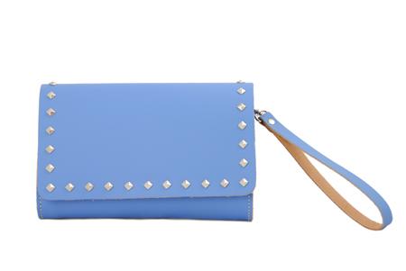 Foto bolso azul con solapa adornada con remaches