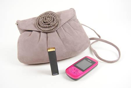 Foto bolso de ante rosa con flor