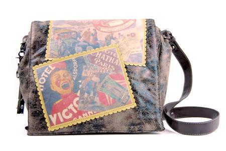 Foto bolso marrón envejecido con estampados de sellos