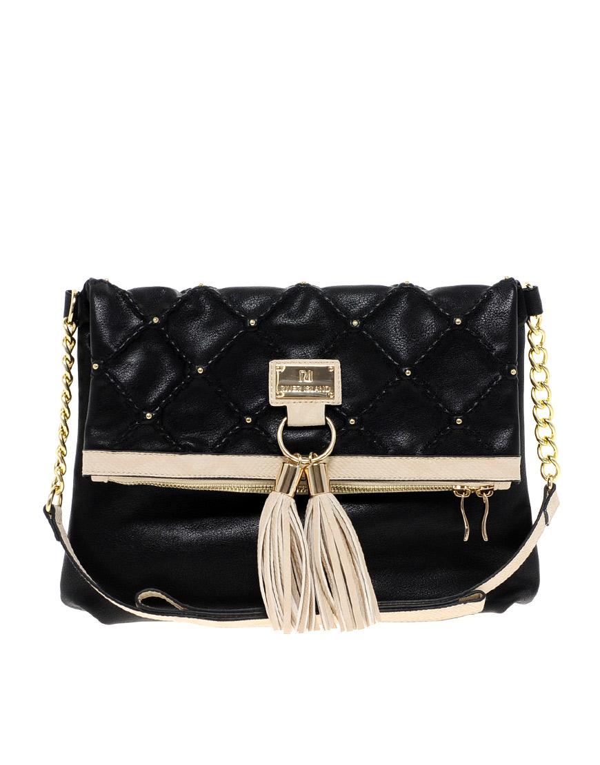 Foto Bolso messenger negro guateado con borla y tachuelas de River Islan...