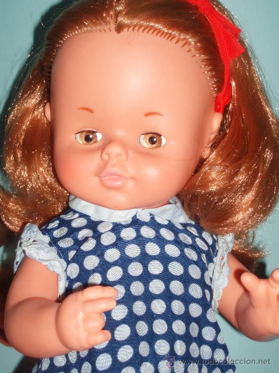 Foto bonita muñeca dolly de famosa toda de origen
