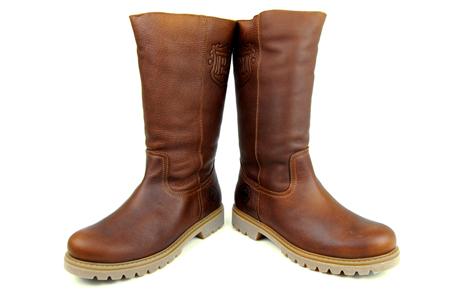 Foto bota alta de piel marrón con forro waterproof
