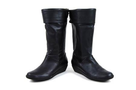 Foto bota alta de piel negra con cuña baja