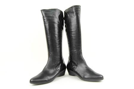 Foto bota alta negra con cuña interior
