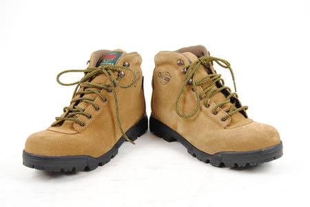 Foto bota de montaña de serraje marrón