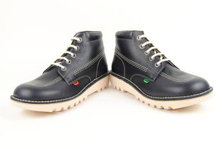 Foto bota de piel azul marino