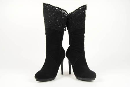 Foto bota de piel calada negra