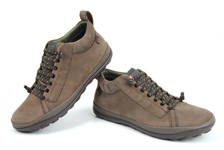Foto bota de piel marrón y goretex