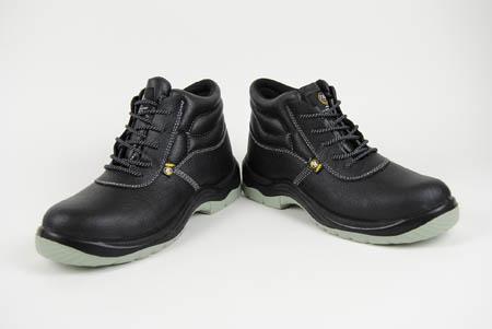 Foto bota de piel negra con cordones