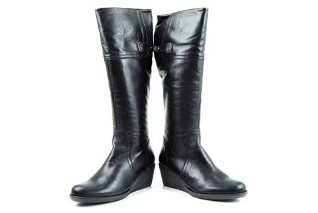 Foto bota de piel negra con cuña