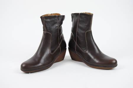 Foto bota marrón con cuña