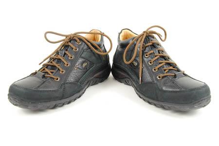 Foto bota negra andares de piel con cordones y suela antideslizante