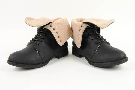 Foto bota negra con cordones y forro de borrego