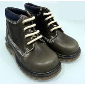 Foto Bota verde infantil con cordones.