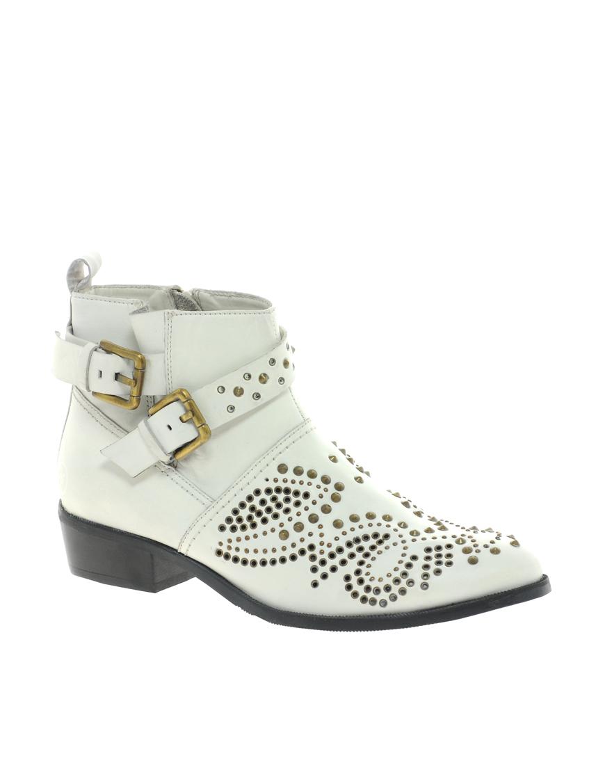 Foto Botas de cuero con tachuelas y hebillas de Bronx Color hueso